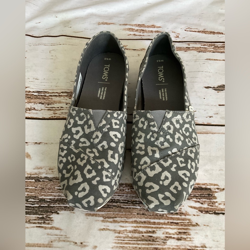 TOMS ALPARGATA STEEL GREY  PAINTED‎ LEOPARD PRINT SLIP ONS